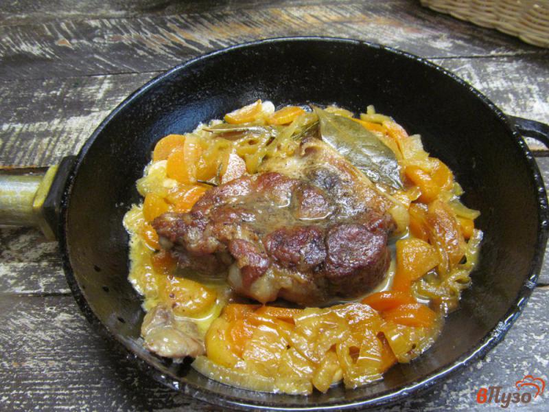 Фото приготовление рецепта: Тушеная свинина с овощами и курагой шаг №7