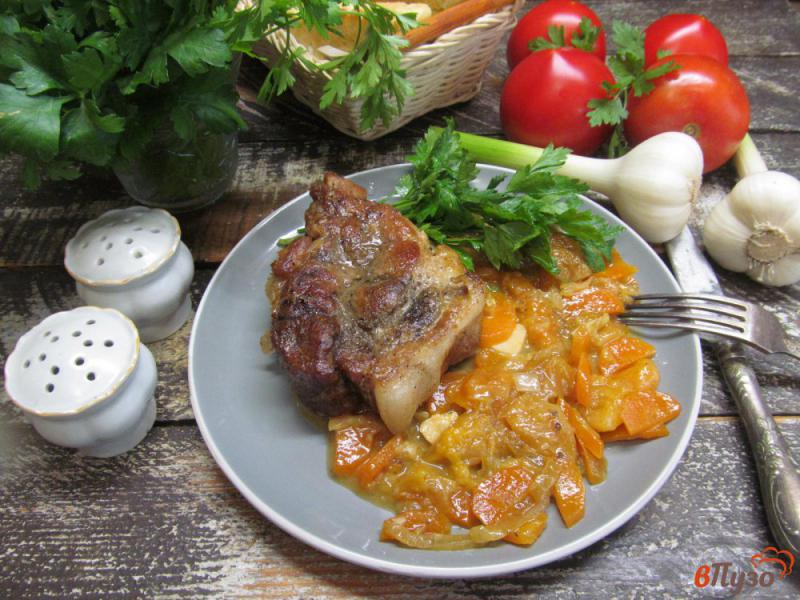 Фото приготовление рецепта: Тушеная свинина с овощами и курагой шаг №8