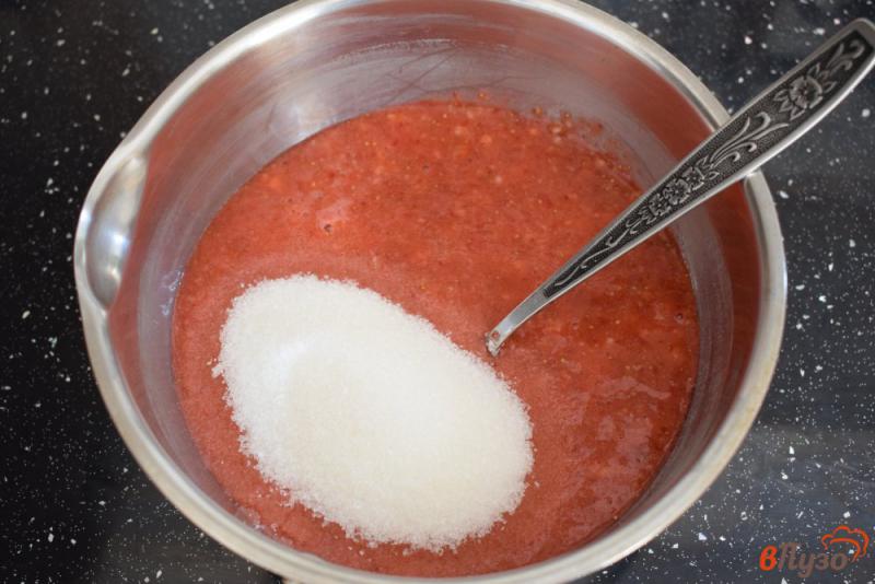 Фото приготовление рецепта: Ягодный соус из клубники шаг №2