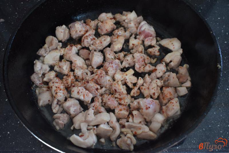 Фото приготовление рецепта: Омлет с курицей, лисичками и помидорами шаг №1