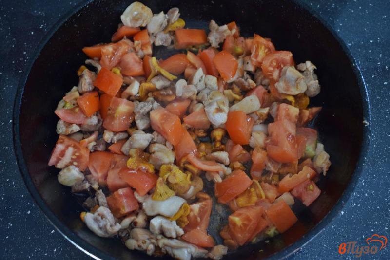Фото приготовление рецепта: Омлет с курицей, лисичками и помидорами шаг №2