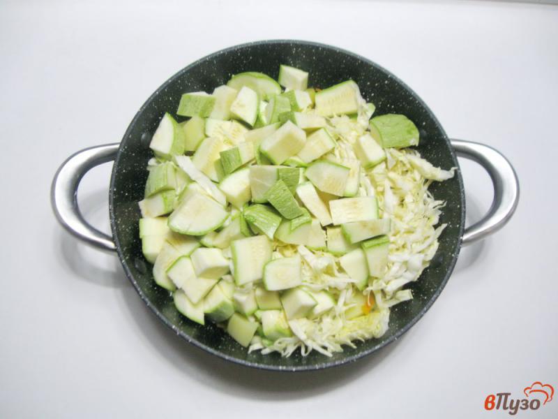 Фото приготовление рецепта: Овощное рагу с сосисками и ветчиной шаг №3