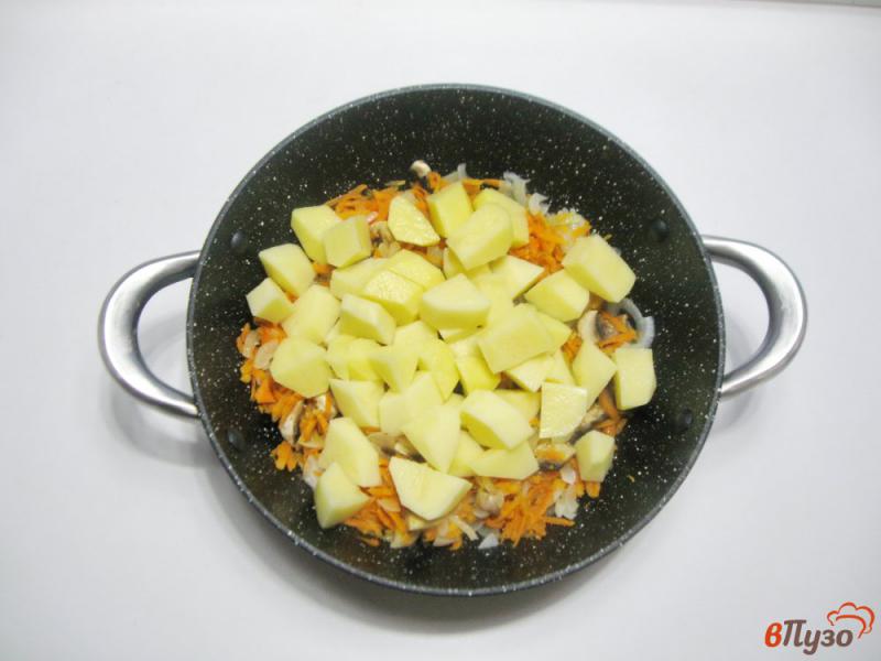 Фото приготовление рецепта: Овощное рагу с сосисками и ветчиной шаг №2