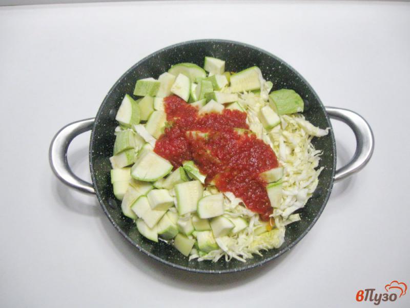 Фото приготовление рецепта: Овощное рагу с сосисками и ветчиной шаг №4