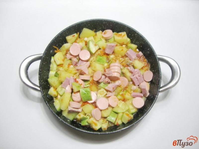 Фото приготовление рецепта: Овощное рагу с сосисками и ветчиной шаг №5