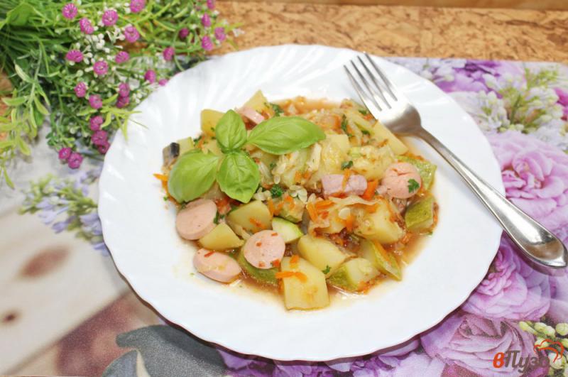 Фото приготовление рецепта: Овощное рагу с сосисками и ветчиной шаг №7