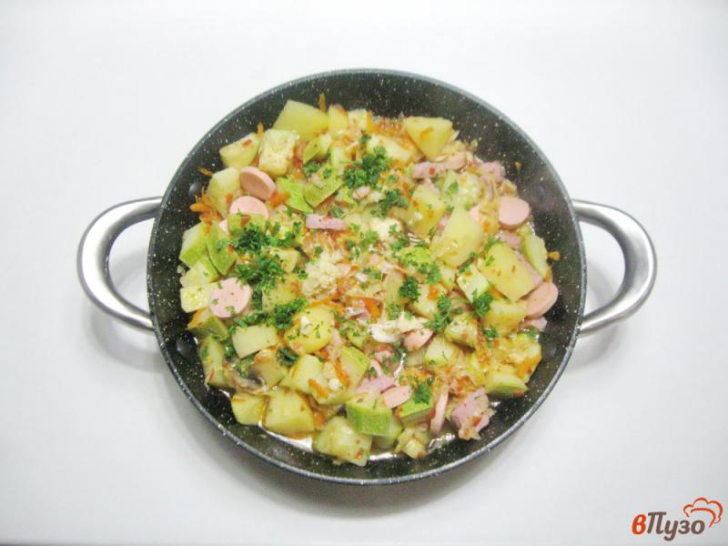 Фото приготовление рецепта: Овощное рагу с сосисками и ветчиной шаг №6