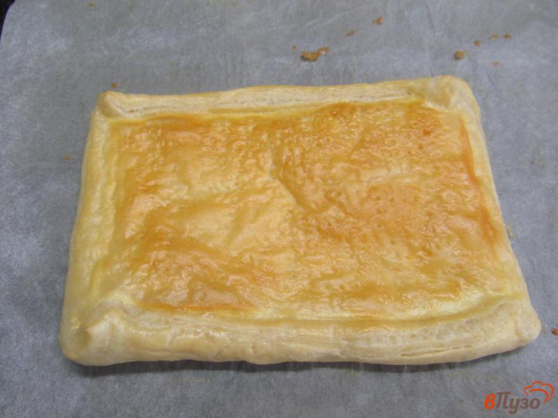 Фото приготовление рецепта: Слоеный пирог с малиной шаг №3