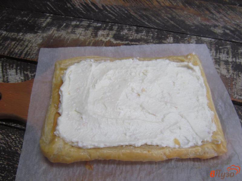 Фото приготовление рецепта: Слоеный пирог с малиной шаг №5