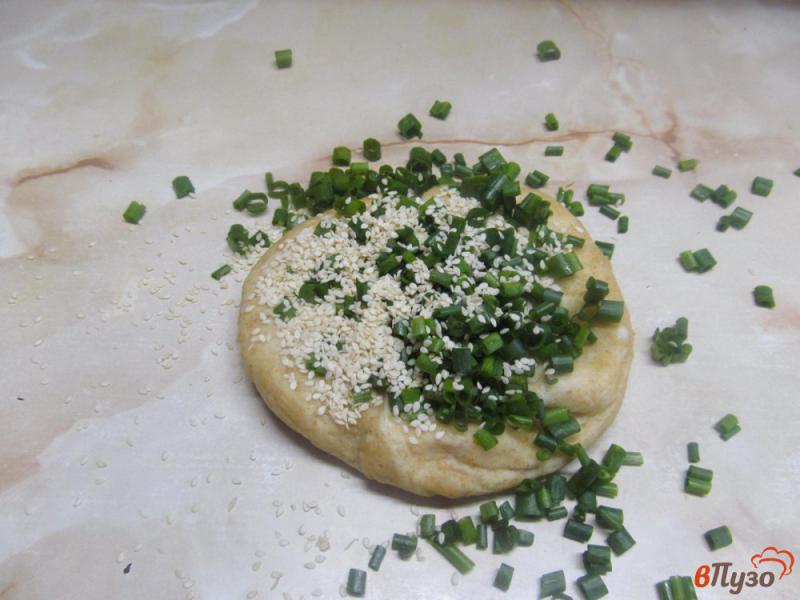Фото приготовление рецепта: Лепешки с зеленым луком и кунжутом шаг №4