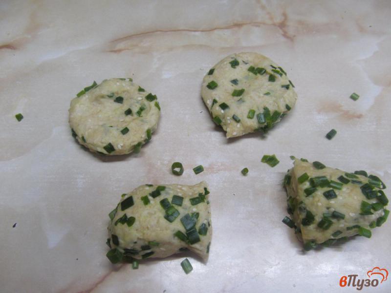 Фото приготовление рецепта: Лепешки с зеленым луком и кунжутом шаг №5