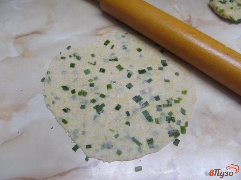 Фото приготовление рецепта: Лепешки с зеленым луком и кунжутом шаг №6