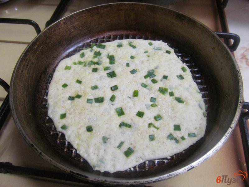 Фото приготовление рецепта: Лепешки с зеленым луком и кунжутом шаг №7
