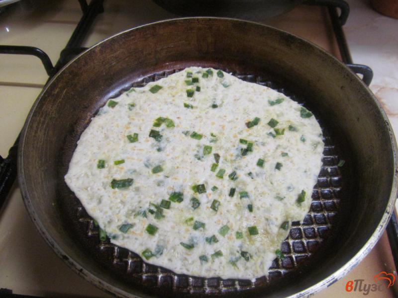 Фото приготовление рецепта: Лепешки с зеленым луком и кунжутом шаг №8