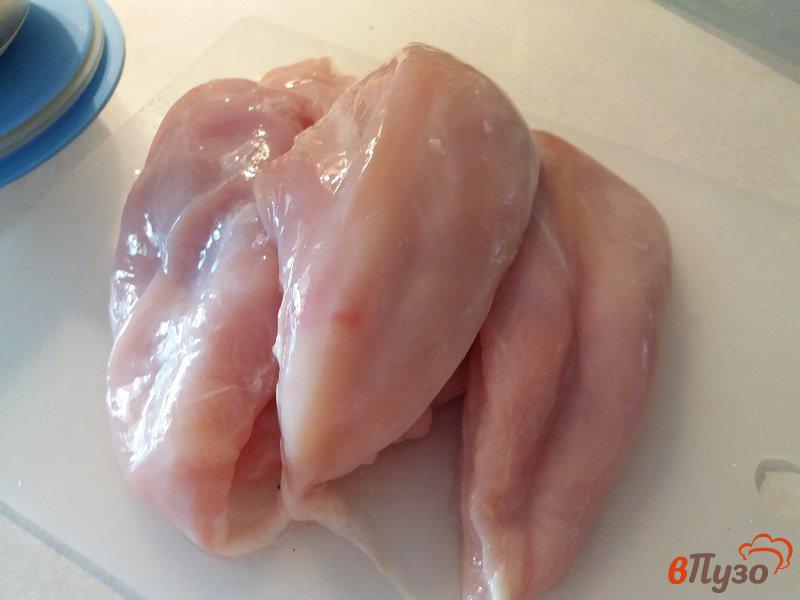 Фото приготовление рецепта: Салат из куриного филе с кинзой шаг №1
