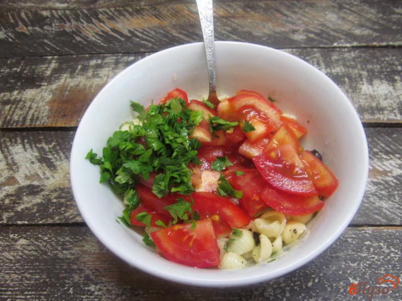 Фото приготовление рецепта: Салат из макарон с вялеными оливками и помидором шаг №3