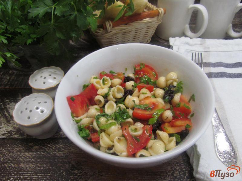 Фото приготовление рецепта: Салат из макарон с вялеными оливками и помидором шаг №4
