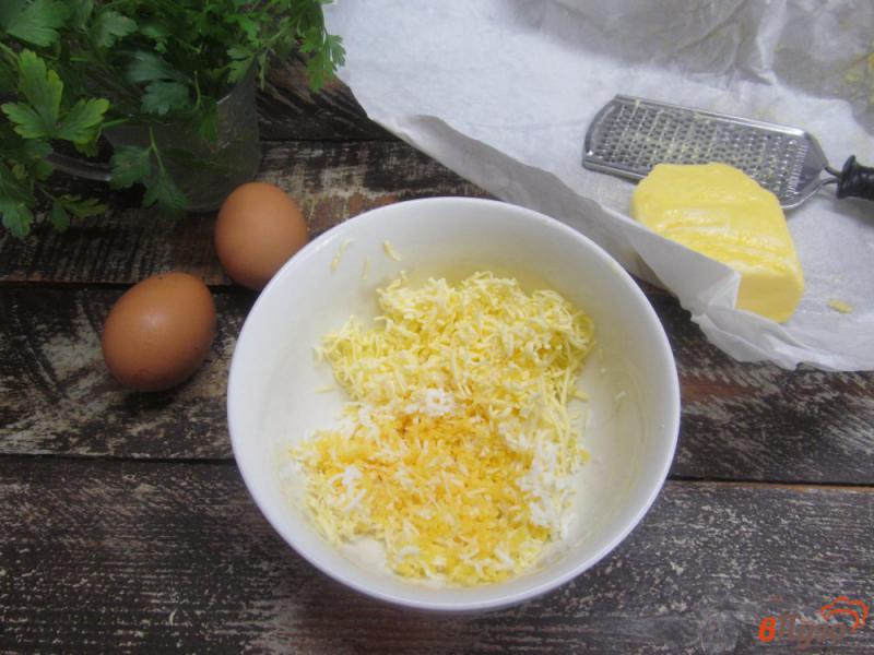 Фото приготовление рецепта: Слоеные пирожки с зеленым луком и яйцом шаг №1