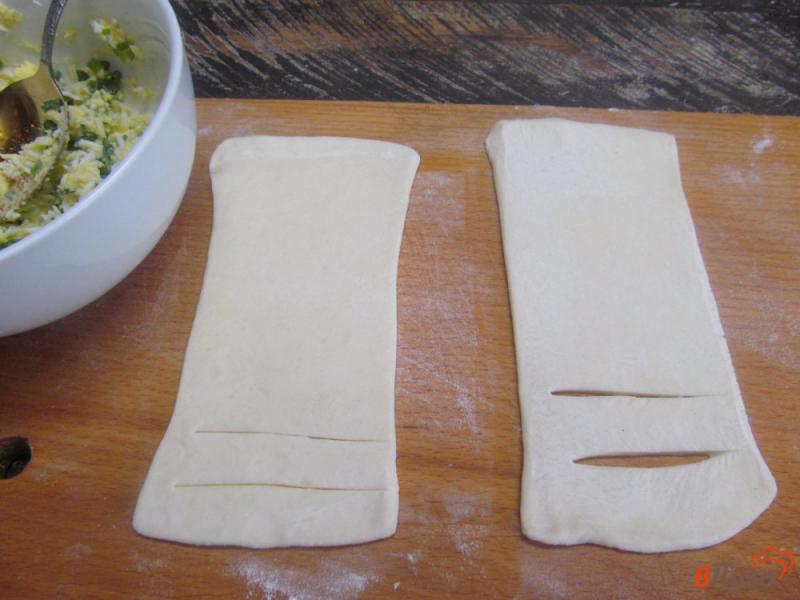 Фото приготовление рецепта: Слоеные пирожки с зеленым луком и яйцом шаг №3