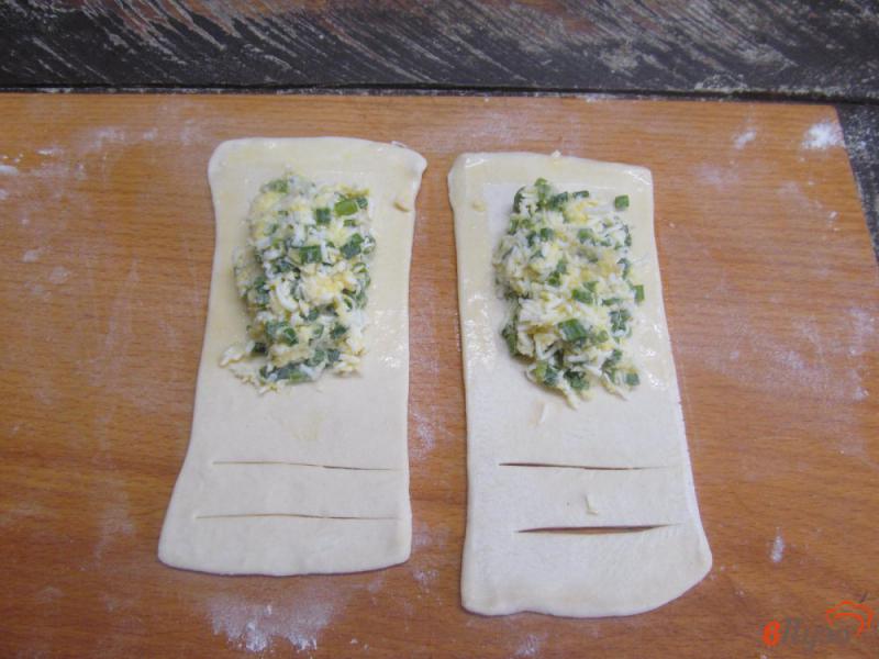 Фото приготовление рецепта: Слоеные пирожки с зеленым луком и яйцом шаг №4