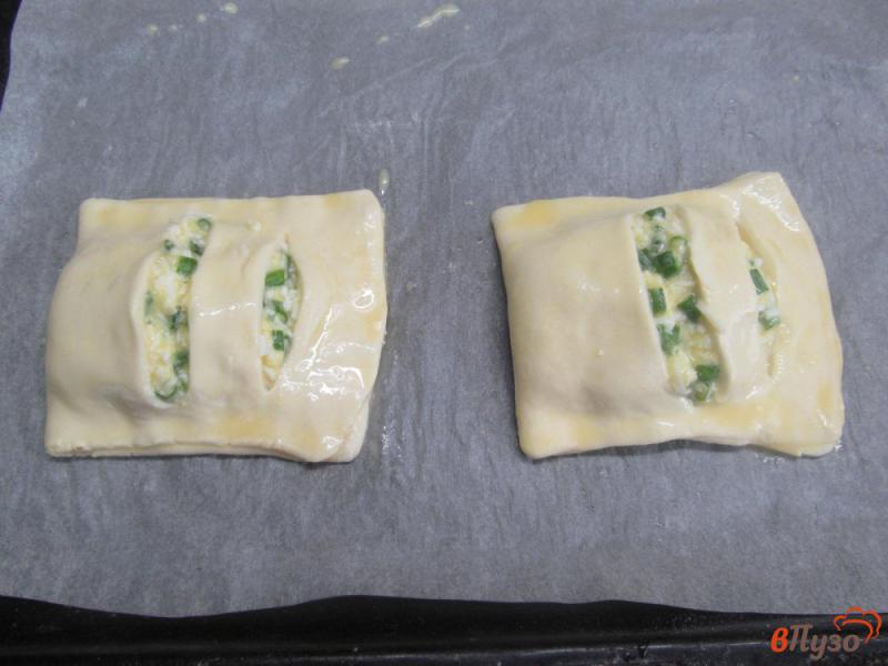 Фото приготовление рецепта: Слоеные пирожки с зеленым луком и яйцом шаг №5