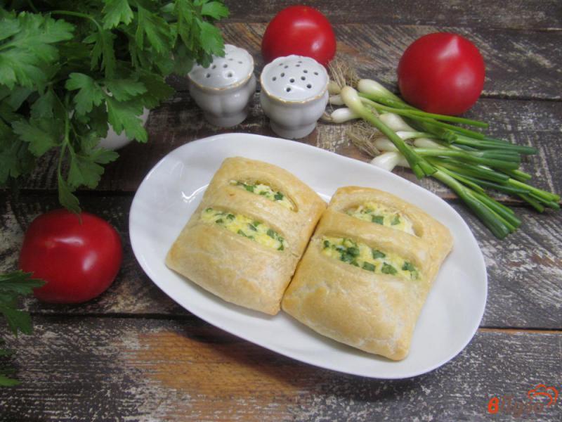 Фото приготовление рецепта: Слоеные пирожки с зеленым луком и яйцом шаг №7