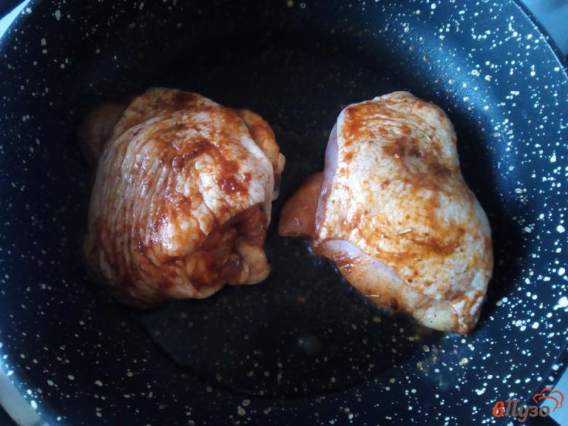 Фото приготовление рецепта: Картофель в соево-медовом соусе с курицей шаг №2