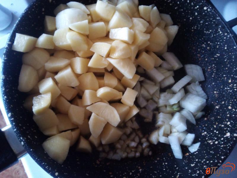 Фото приготовление рецепта: Картофель в соево-медовом соусе с курицей шаг №4