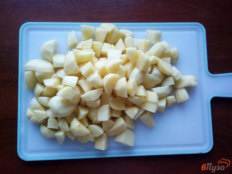 Фото приготовление рецепта: Картофель в соево-медовом соусе с курицей шаг №3