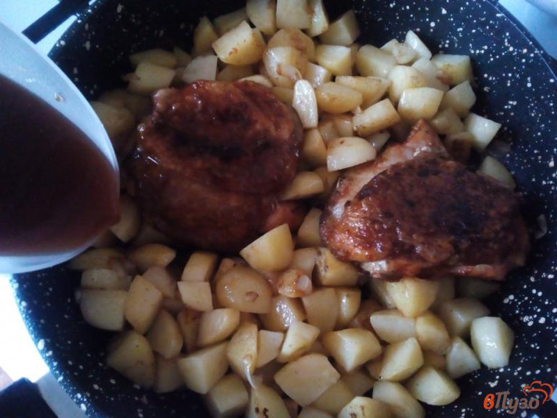Фото приготовление рецепта: Картофель в соево-медовом соусе с курицей шаг №6