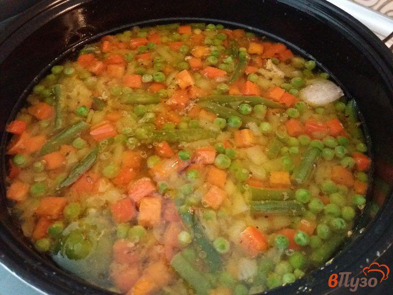 Фото приготовление рецепта: Куриный суп с овощами и пастой шаг №4