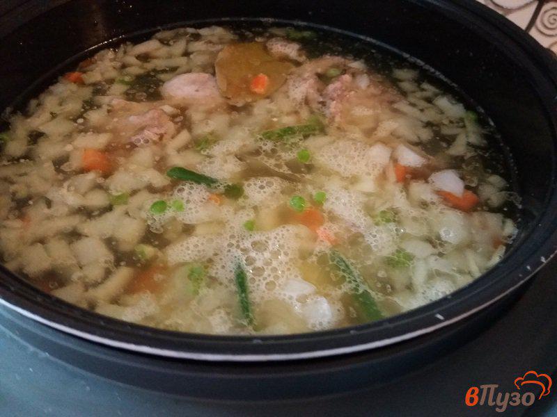 Фото приготовление рецепта: Куриный суп с овощами и пастой шаг №3