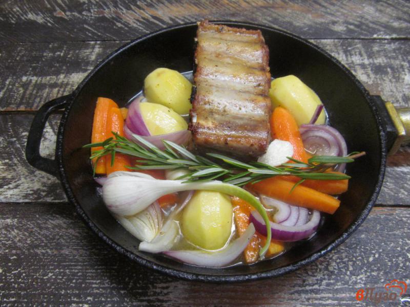 Фото приготовление рецепта: Свиное ребро с овощами шаг №4