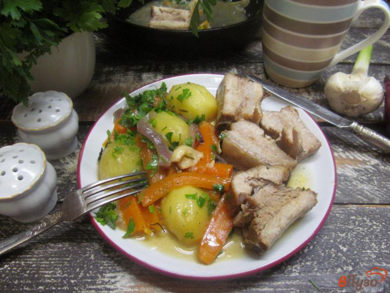 Фото приготовление рецепта: Свиное ребро с овощами шаг №6