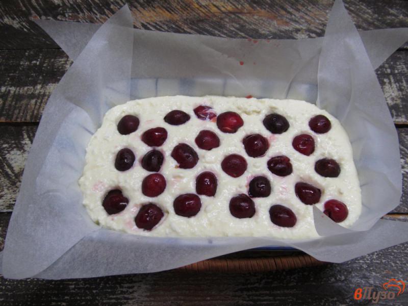 Фото приготовление рецепта: Творожное пирожное с черешней шаг №6