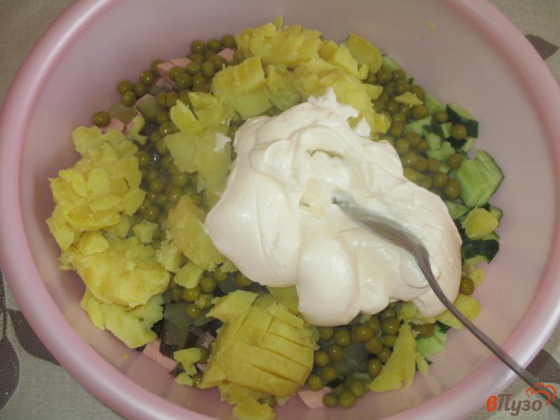 Фото приготовление рецепта: «Оливье» с солеными и свежими огурцами шаг №5