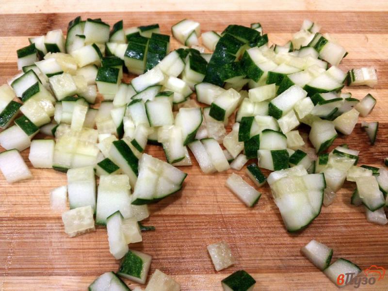 Фото приготовление рецепта: Грибной салат с овощами и колбасой шаг №2