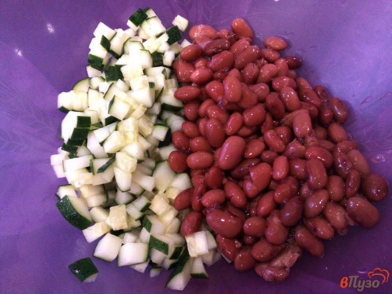 Фото приготовление рецепта: Грибной салат с овощами и колбасой шаг №3