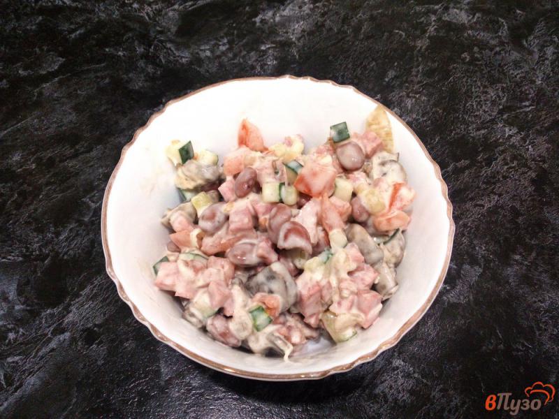 Фото приготовление рецепта: Грибной салат с овощами и колбасой шаг №9
