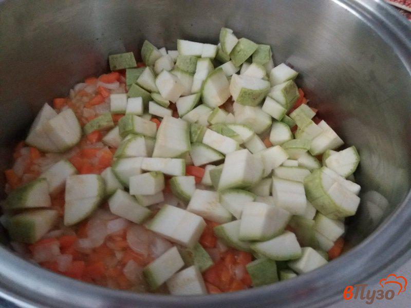 Фото приготовление рецепта: Рис с овощами и куриным филе шаг №4