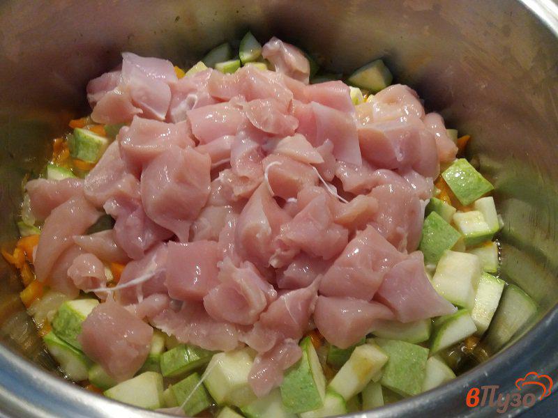 Фото приготовление рецепта: Рис с овощами и куриным филе шаг №6