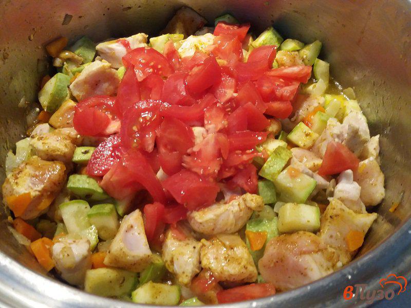 Фото приготовление рецепта: Рис с овощами и куриным филе шаг №8