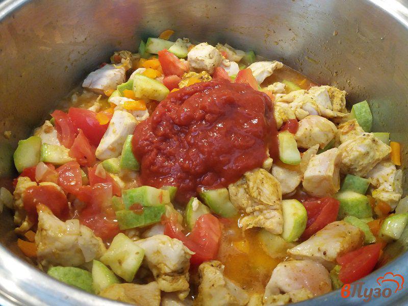 Фото приготовление рецепта: Рис с овощами и куриным филе шаг №9