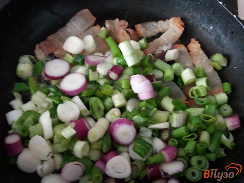 Фото приготовление рецепта: Молодой картофель с зажаркой из деревенского сала шаг №4