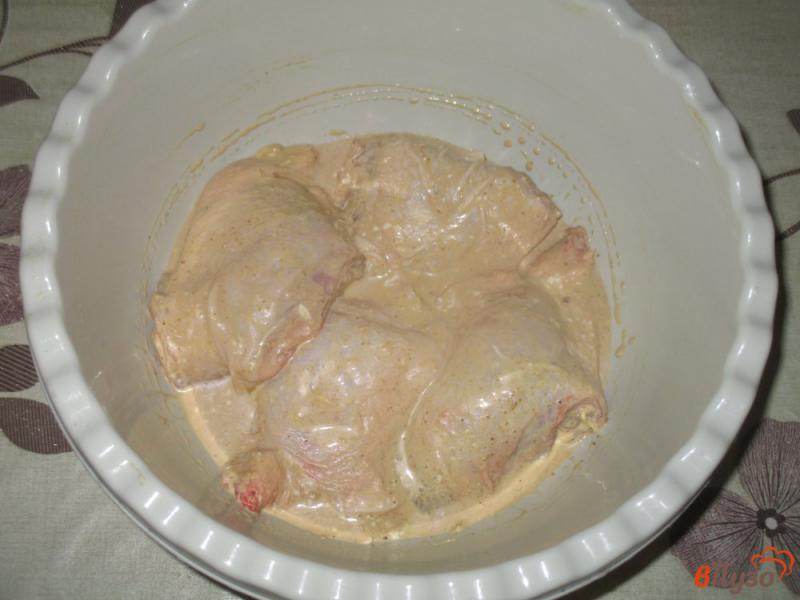 Фото приготовление рецепта: Куриные бедра с карри и соевым соусом на сковороде шаг №2