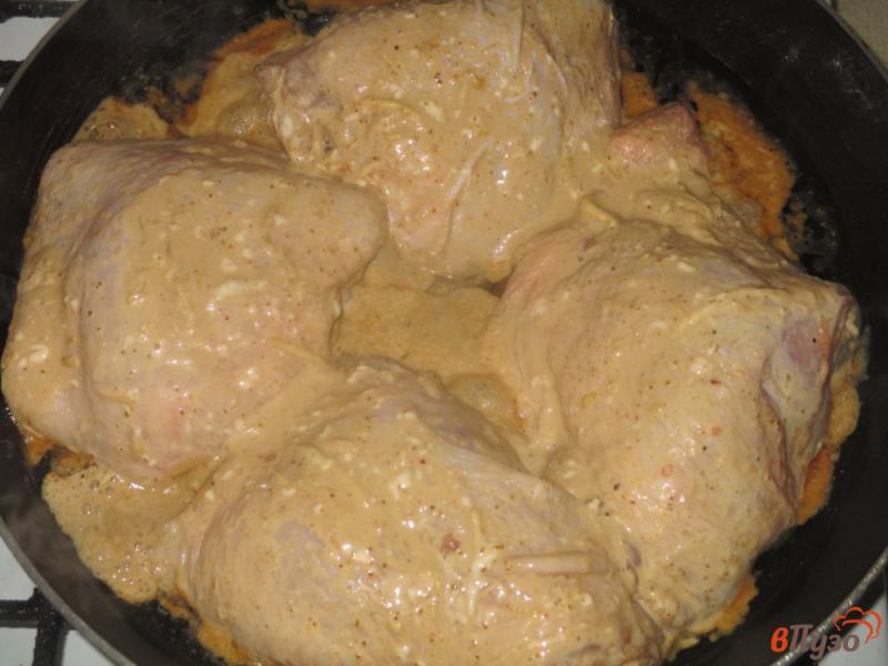 Фото приготовление рецепта: Куриные бедра с карри и соевым соусом на сковороде шаг №3