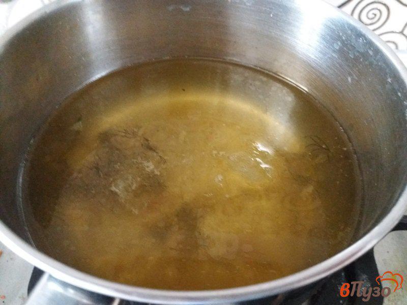 Фото приготовление рецепта: Куриный бульон с крутонами (гренками) и яйцом шаг №5