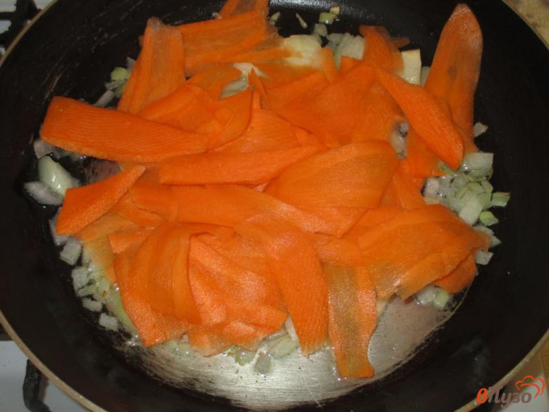 Фото приготовление рецепта: Скумбрия томленная с морковью шаг №2
