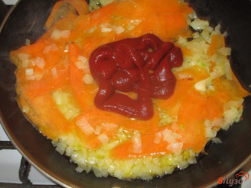 Фото приготовление рецепта: Скумбрия томленная с морковью шаг №3