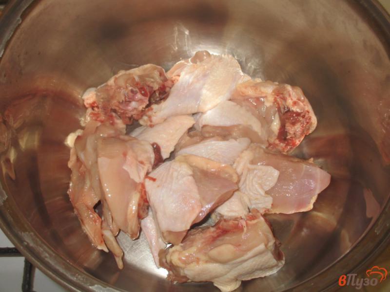 Фото приготовление рецепта: Куриный суп с грибами и паприкой шаг №1